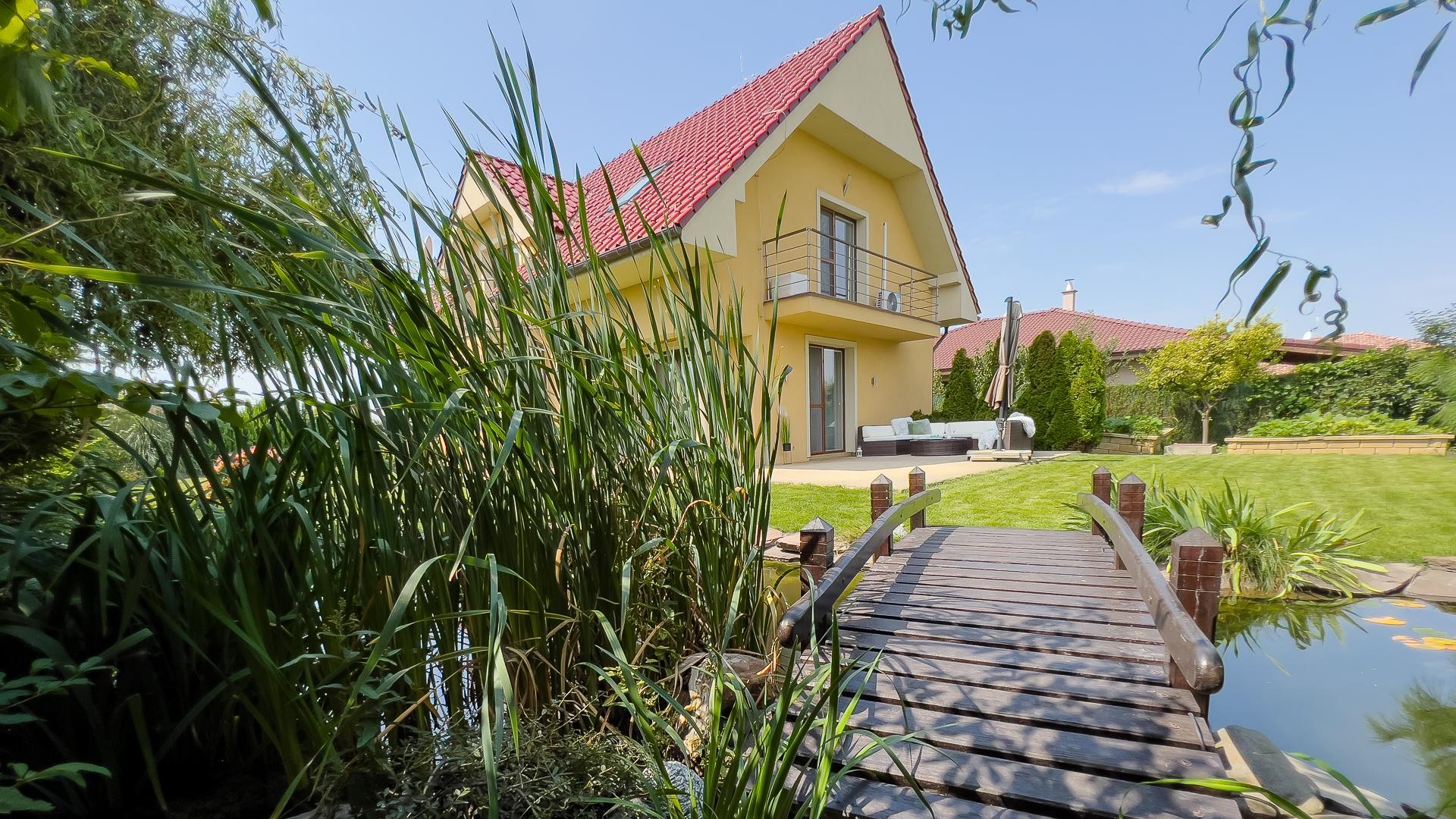 PREDANÉ na predaj 5 izbový RD s jazierkom Kvetoslavov